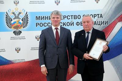 Легенде рязанского хоккея Виктору Губернаторову вручили Благодарность президента РФ